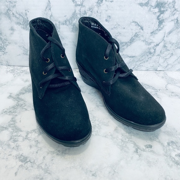 NEW Andrea Black Suede Lace Up Booties Size 6 - Picture 3 of 9